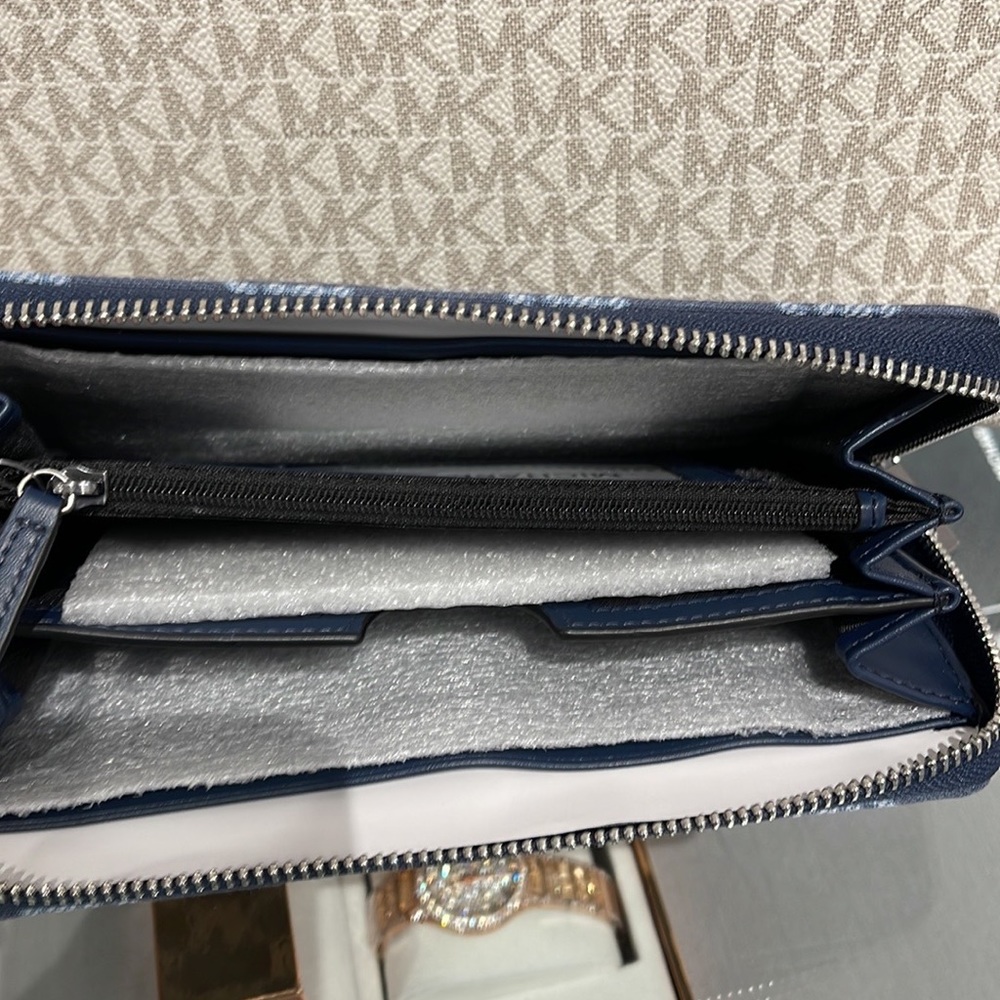 Michael Kors Men’s Women’s Cooper Tech Zip Around Wallet
Navy Multi Unisex
NWT - Picture 12 of 16